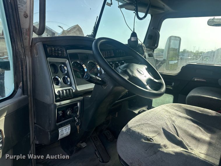 image for item EJ8661 2013 Kenworth T660 semi truck