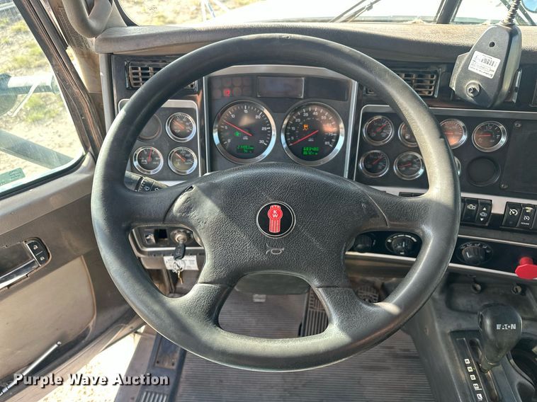 image for item EJ8661 2013 Kenworth T660 semi truck