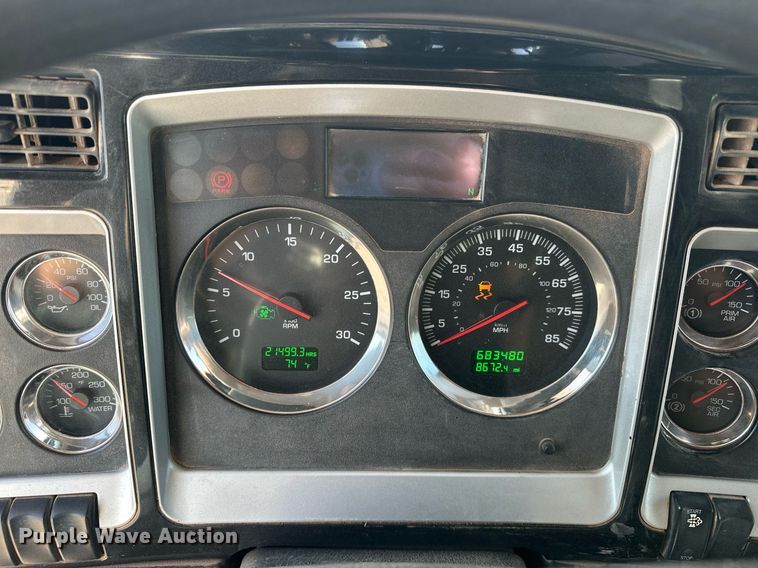 image for item EJ8661 2013 Kenworth T660 semi truck