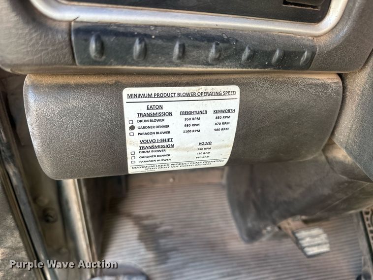 image for item EJ8661 2013 Kenworth T660 semi truck