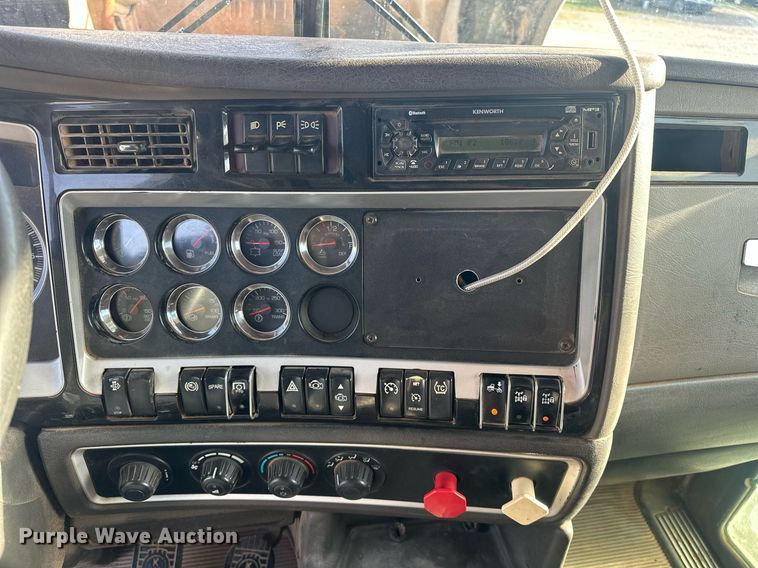 image for item EJ8661 2013 Kenworth T660 semi truck