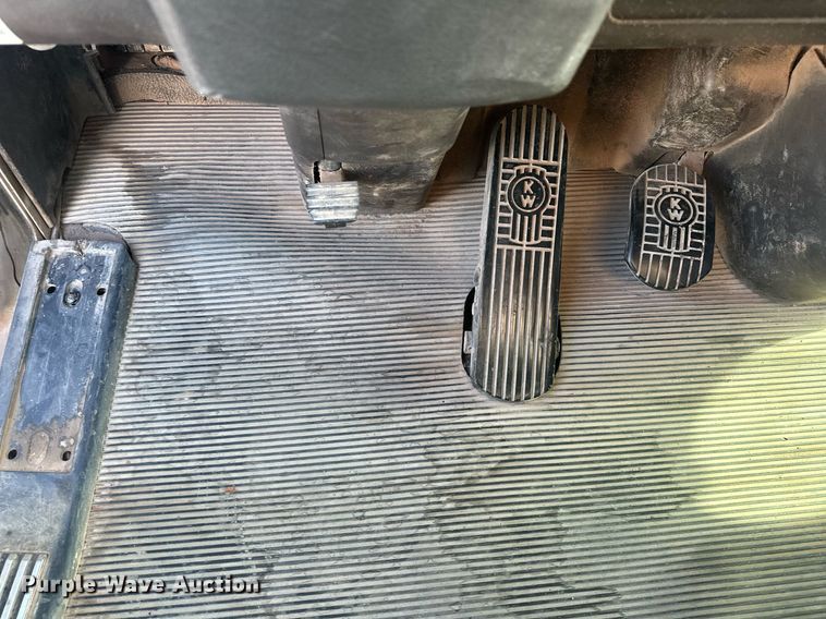 image for item EJ8661 2013 Kenworth T660 semi truck