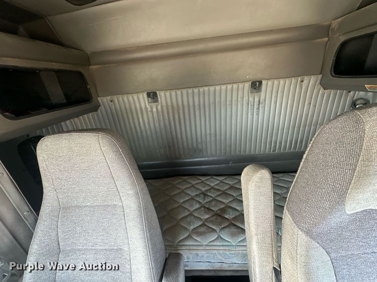 image for item EJ8661 2013 Kenworth T660 semi truck