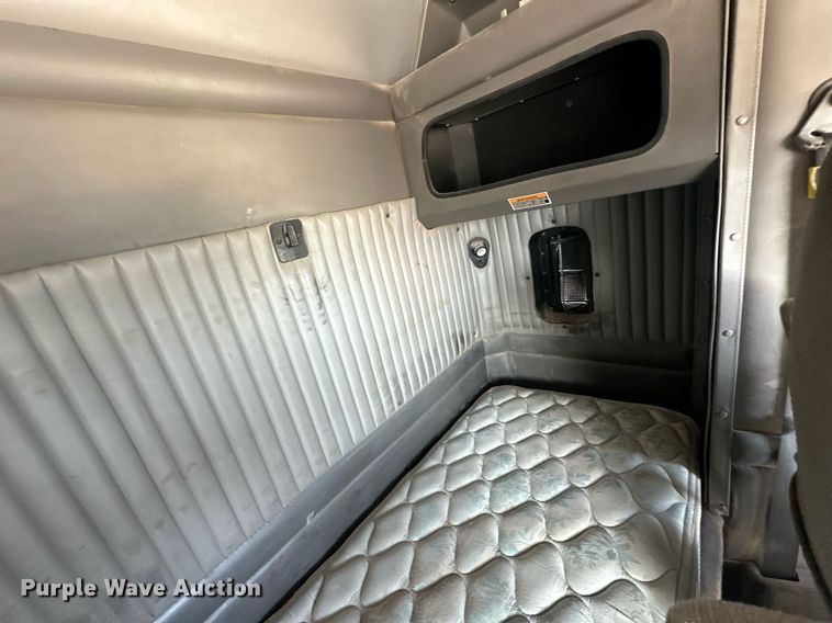 image for item EJ8661 2013 Kenworth T660 semi truck