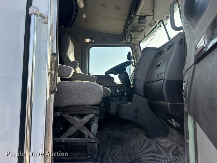 image for item EJ8661 2013 Kenworth T660 semi truck