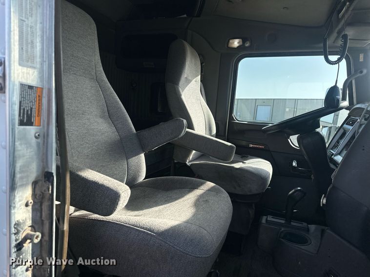 image for item EJ8661 2013 Kenworth T660 semi truck