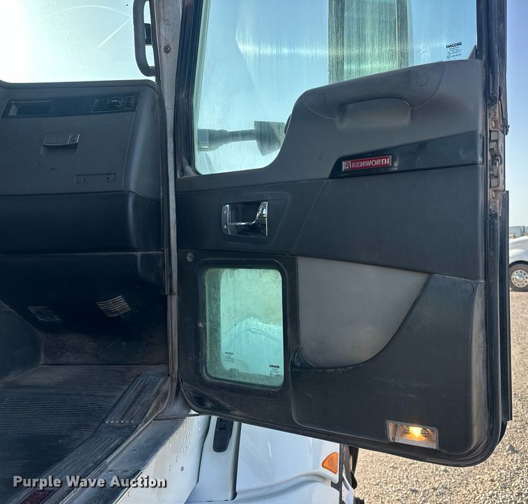 image for item EJ8661 2013 Kenworth T660 semi truck