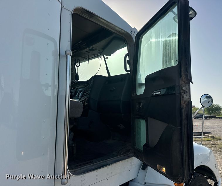 image for item EJ8661 2013 Kenworth T660 semi truck