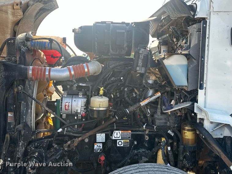 image for item EJ8661 2013 Kenworth T660 semi truck