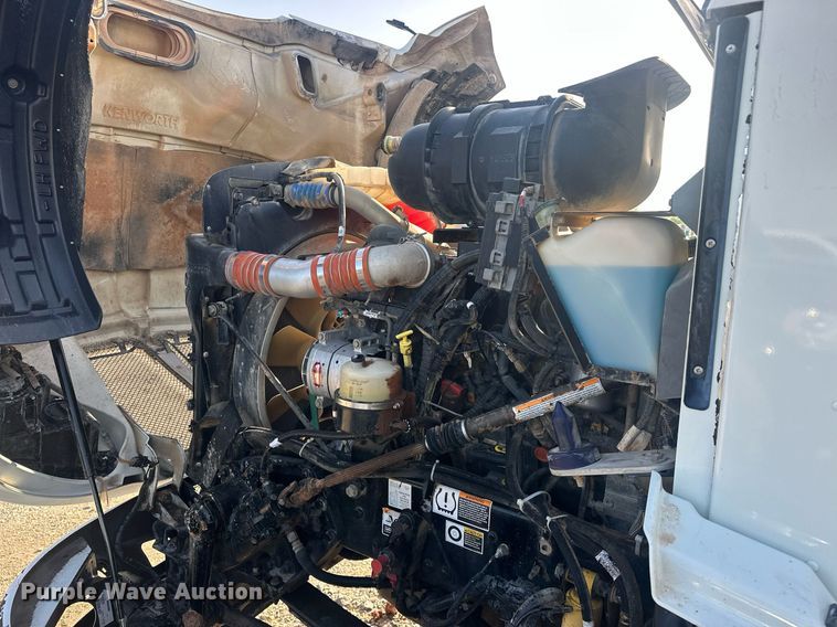 image for item EJ8661 2013 Kenworth T660 semi truck