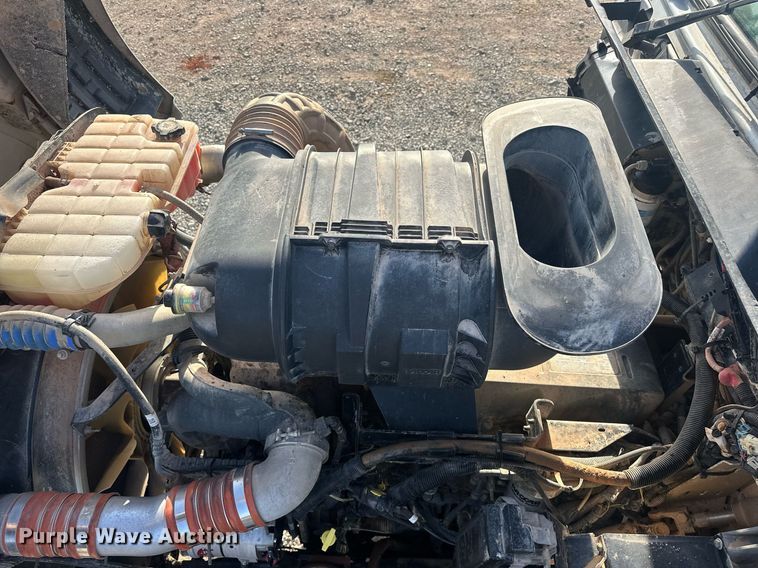 image for item EJ8661 2013 Kenworth T660 semi truck