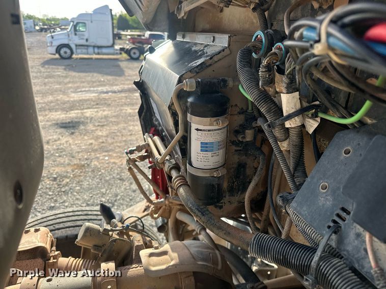 image for item EJ8661 2013 Kenworth T660 semi truck