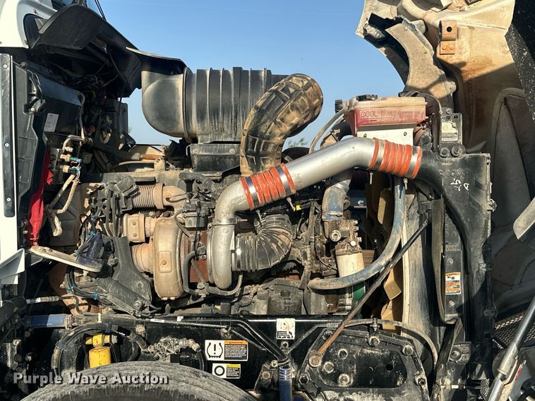 image for item EJ8661 2013 Kenworth T660 semi truck