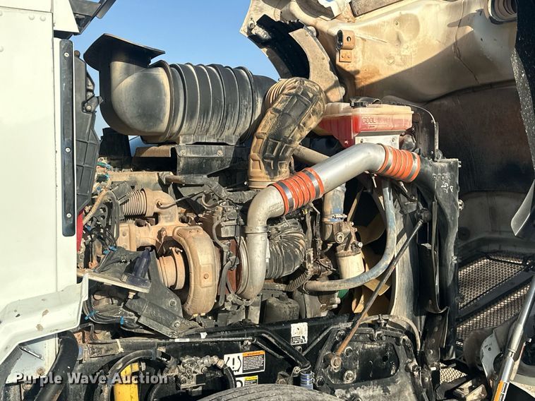 image for item EJ8661 2013 Kenworth T660 semi truck