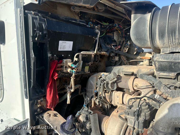 image for item EJ8661 2013 Kenworth T660 semi truck