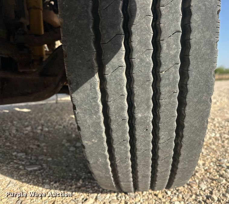 image for item EJ8661 2013 Kenworth T660 semi truck