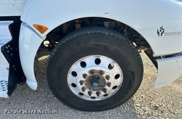 image for item EJ8661 2013 Kenworth T660 semi truck