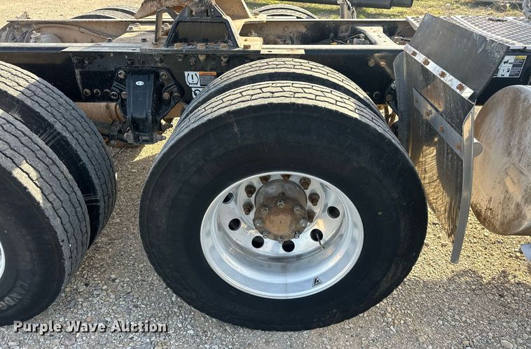 image for item EJ8661 2013 Kenworth T660 semi truck