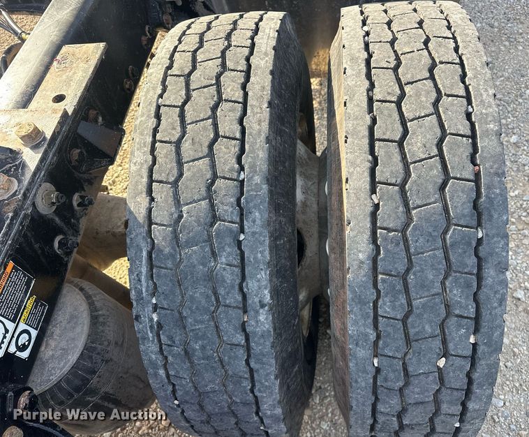 image for item EJ8661 2013 Kenworth T660 semi truck