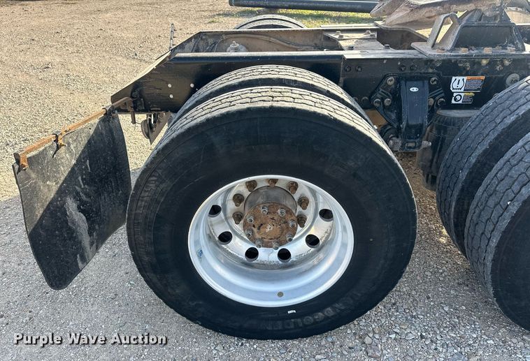 image for item EJ8661 2013 Kenworth T660 semi truck