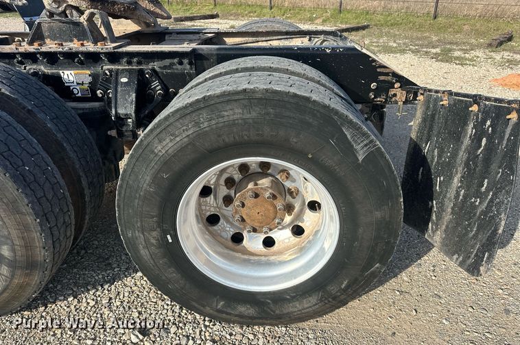 image for item EJ8661 2013 Kenworth T660 semi truck