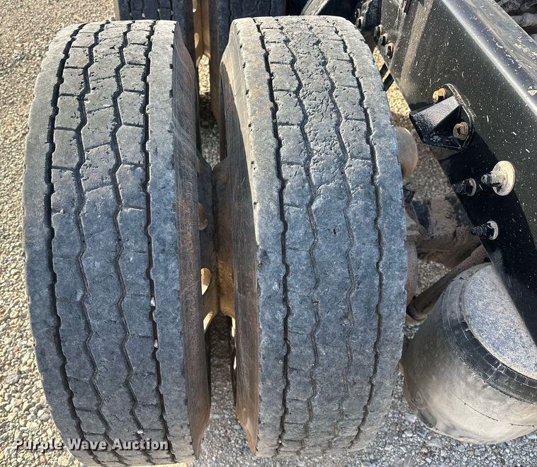 image for item EJ8661 2013 Kenworth T660 semi truck