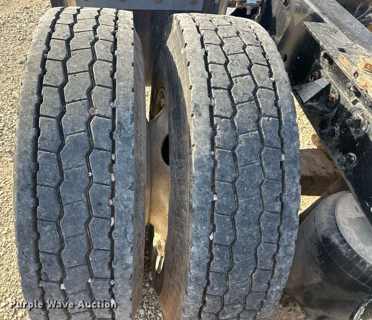 image for item EJ8661 2013 Kenworth T660 semi truck