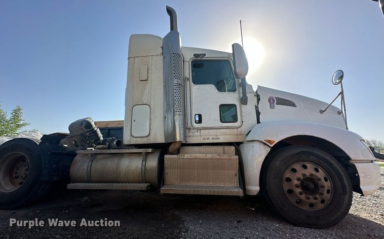 image for item EJ8662 2014 Kenworth T660 semi truck