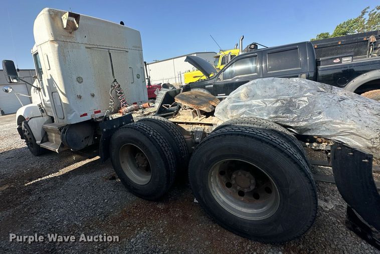 image for item EJ8662 2014 Kenworth T660 semi truck