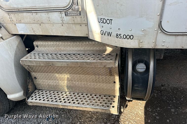 image for item EJ8662 2014 Kenworth T660 semi truck