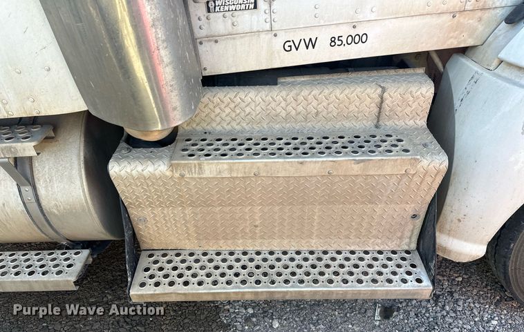 image for item EJ8662 2014 Kenworth T660 semi truck