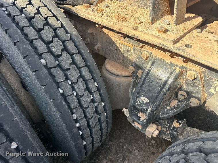 image for item EJ8662 2014 Kenworth T660 semi truck