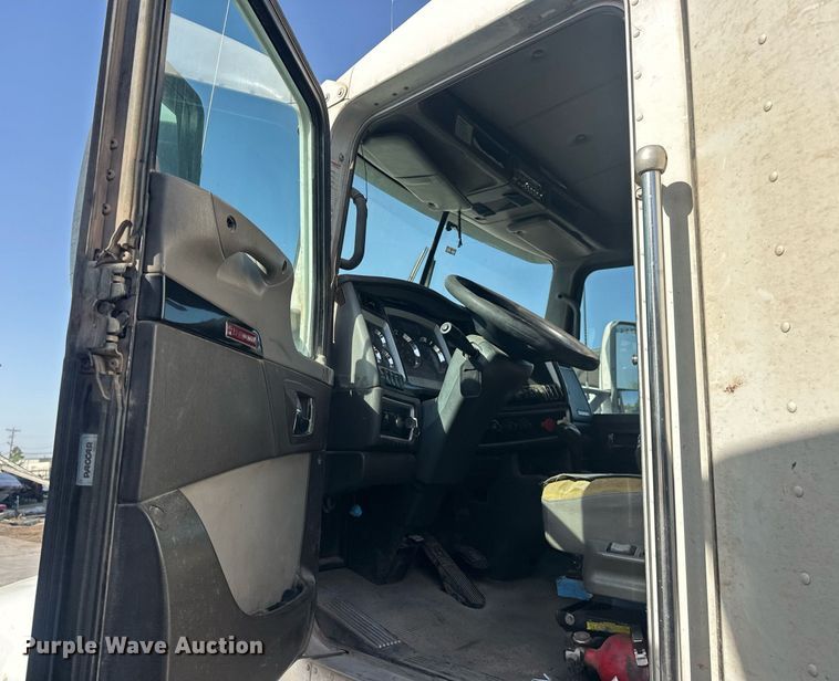 image for item EJ8662 2014 Kenworth T660 semi truck