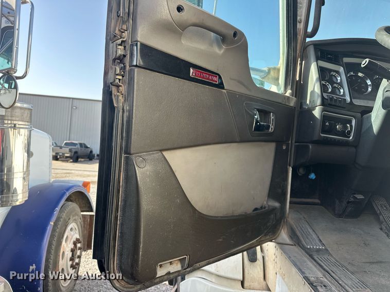 image for item EJ8662 2014 Kenworth T660 semi truck