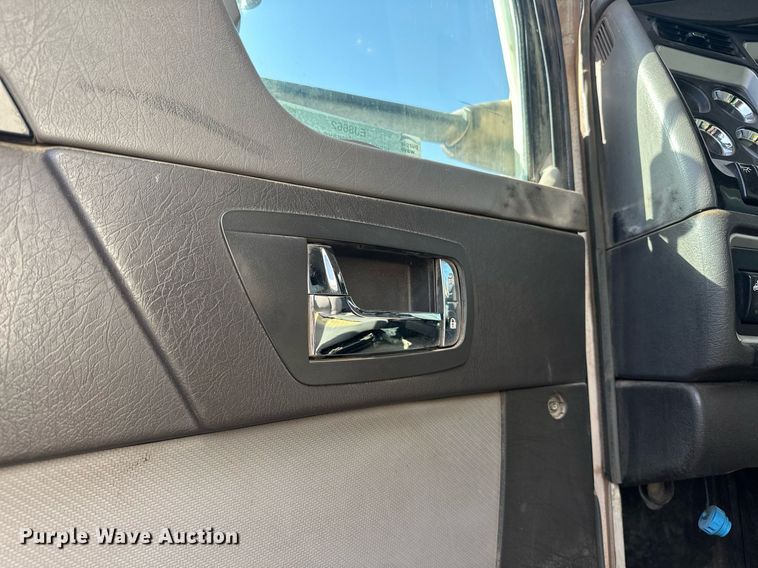 image for item EJ8662 2014 Kenworth T660 semi truck