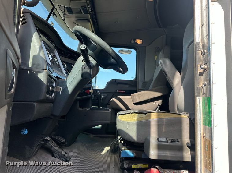 image for item EJ8662 2014 Kenworth T660 semi truck