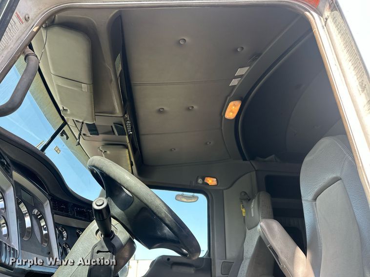 image for item EJ8662 2014 Kenworth T660 semi truck