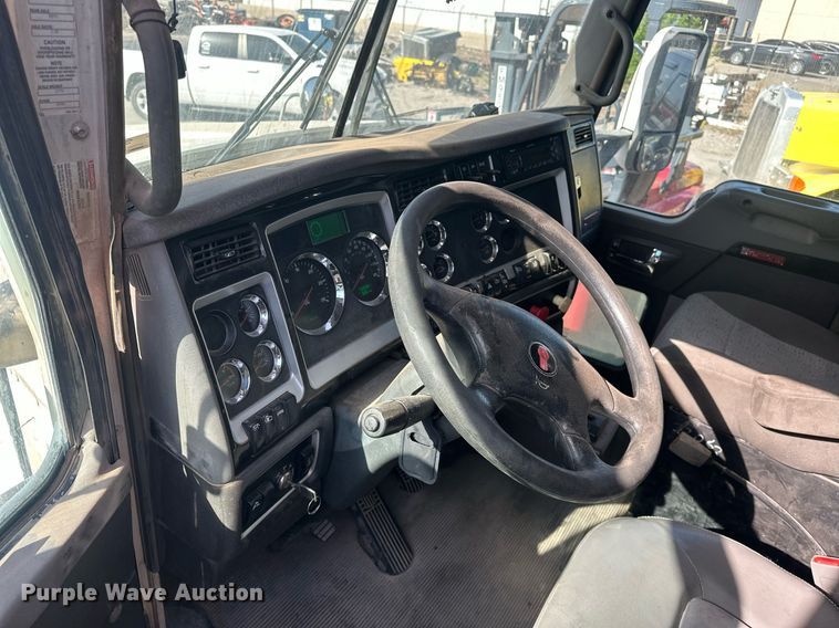 image for item EJ8662 2014 Kenworth T660 semi truck