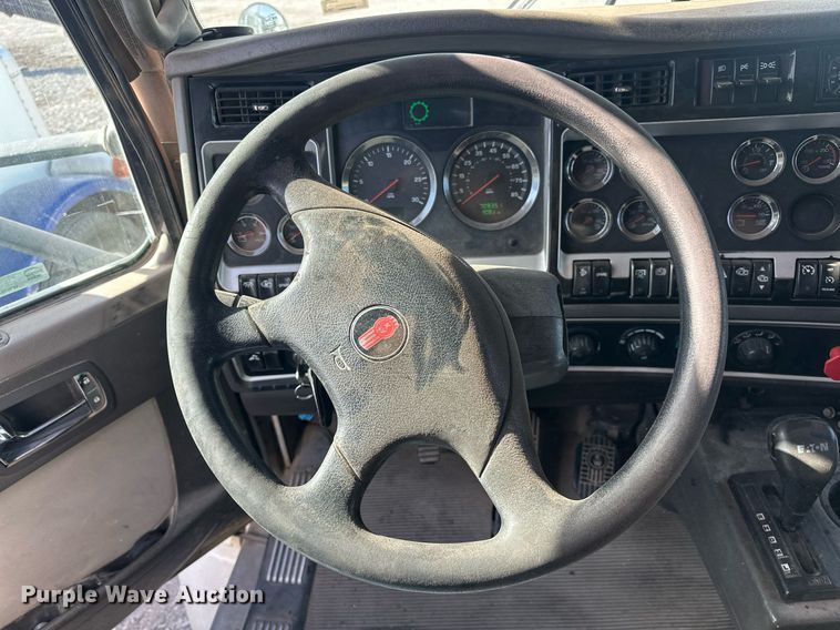 image for item EJ8662 2014 Kenworth T660 semi truck
