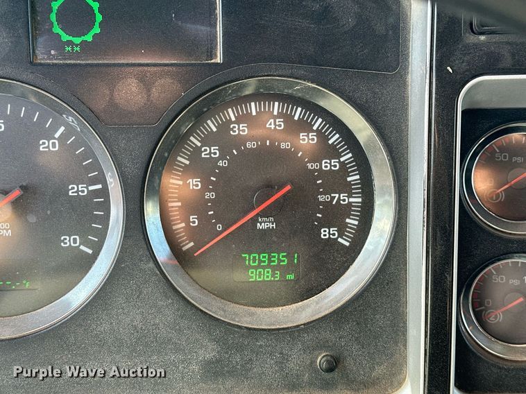 image for item EJ8662 2014 Kenworth T660 semi truck