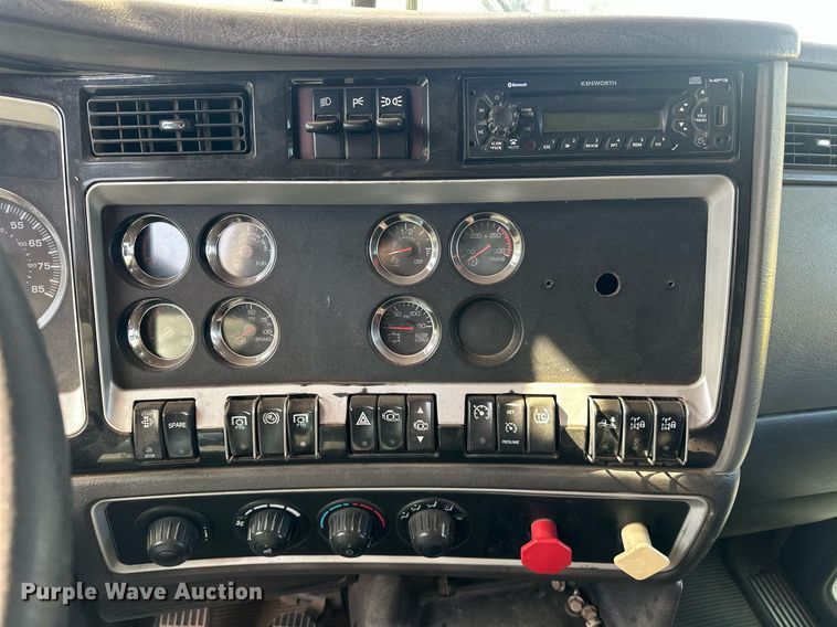 image for item EJ8662 2014 Kenworth T660 semi truck