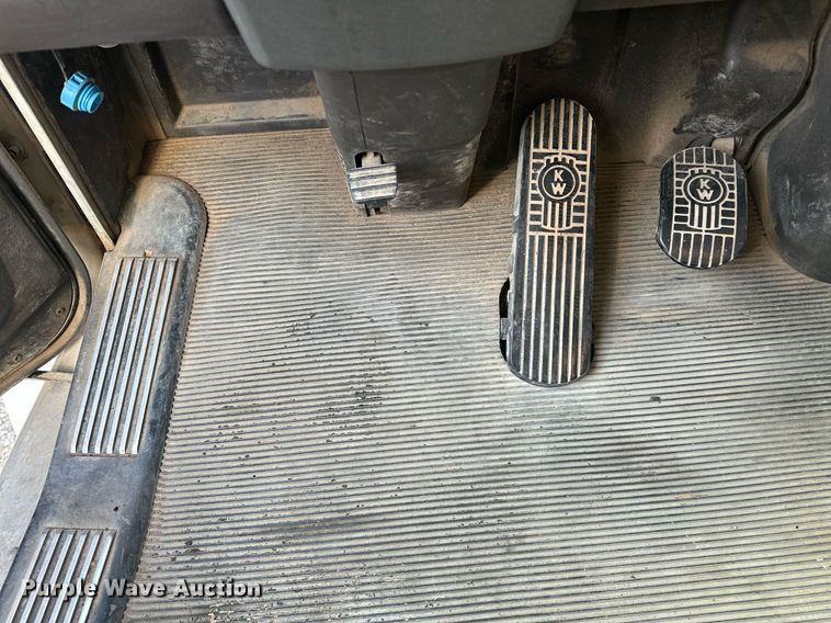 image for item EJ8662 2014 Kenworth T660 semi truck