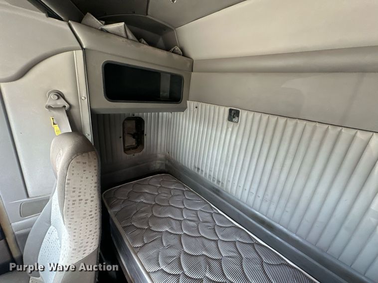 image for item EJ8662 2014 Kenworth T660 semi truck