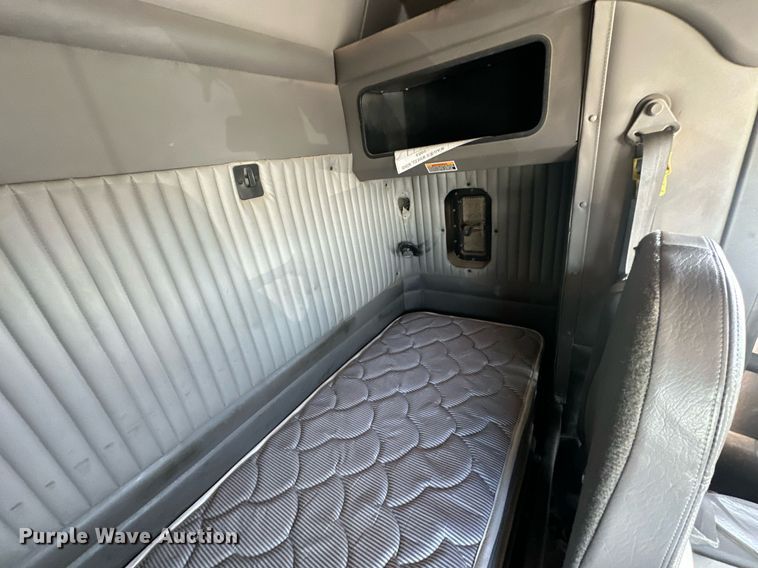 image for item EJ8662 2014 Kenworth T660 semi truck