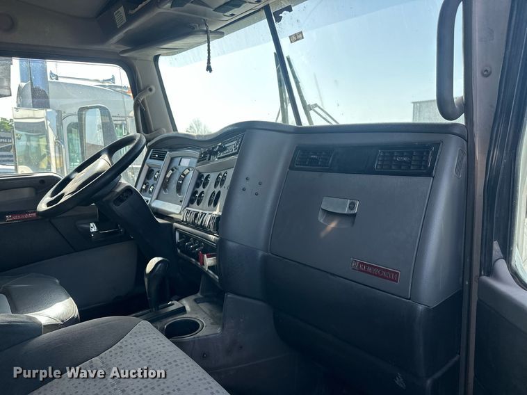 image for item EJ8662 2014 Kenworth T660 semi truck