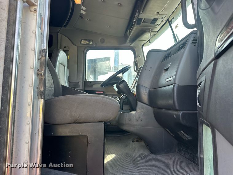 image for item EJ8662 2014 Kenworth T660 semi truck