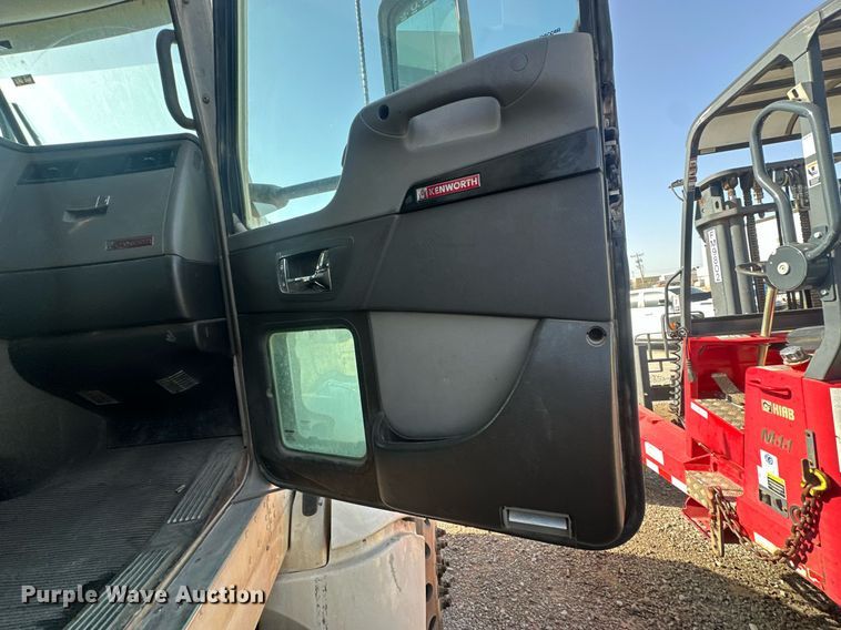 image for item EJ8662 2014 Kenworth T660 semi truck