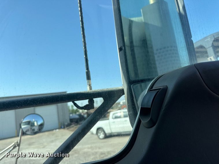 image for item EJ8662 2014 Kenworth T660 semi truck