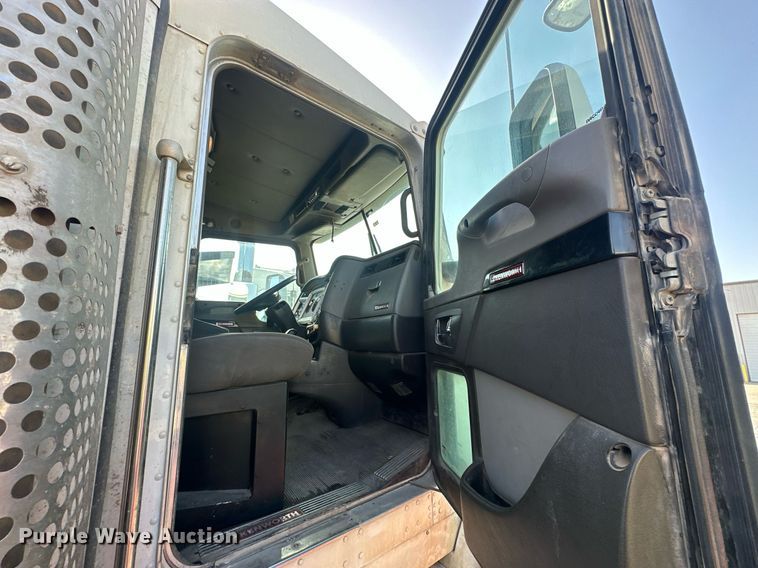 image for item EJ8662 2014 Kenworth T660 semi truck