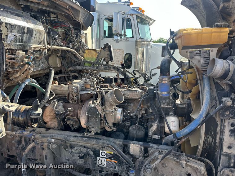 image for item EJ8662 2014 Kenworth T660 semi truck